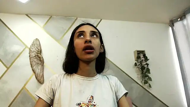 Snapshot of RoxanaCyrano_ chatting on October 14, 2025, 7:03 pm RoxanaCyrano online show from October 14, 2025, 7:03 pm