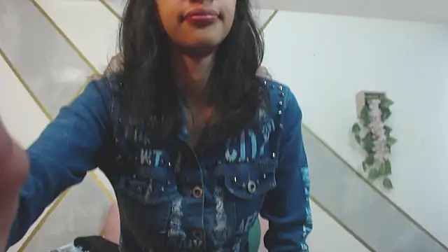 Snapshot of RoxanaCyrano_ chatting on February 26, 2025, 6:15 pm RoxanaCyrano online show from February 26, 2025, 6:15 pm