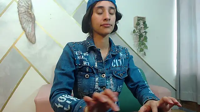 Snapshot of RoxanaCyrano_ chatting on October 21, 2025, 8:08 pm RoxanaCyrano online show from October 21, 2025, 8:08 pm