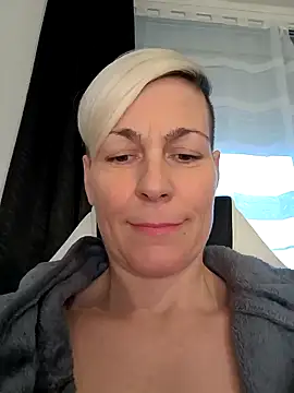 Snapshot of DarleenHot chatting on December 17, 2024, 2:55 pm DarleenHot online show from December 17, 2024, 2:55 pm