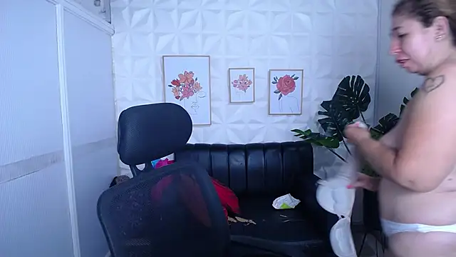 Valentinaa mature online show from September 11, 2025, 10:43 pm