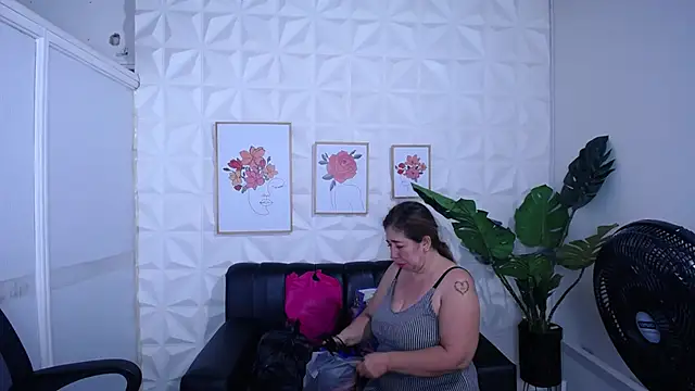 Valentinaa mature online show from November 26, 2025, 10:43 pm