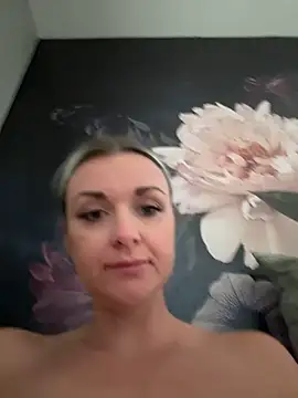 Snapshot of Bella-Tight chatting on September 15, 2025, 6:58 am Bella-Tight online show from September 15, 2025, 6:58 am