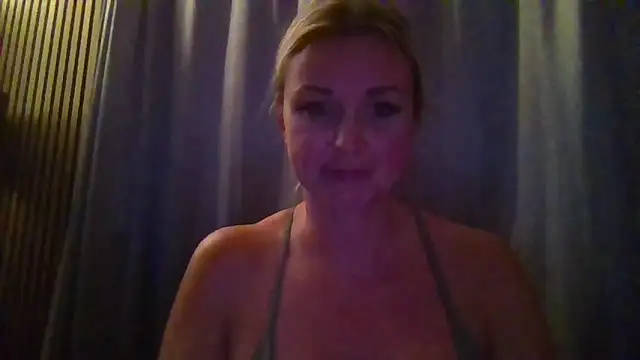 Snapshot of Bella-Tight chatting on November 10, 2025, 5:51 pm Bella-Tight online show from November 10, 2025, 5:51 pm