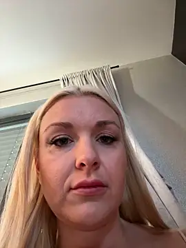 Snapshot of Bella-Tight chatting on March 6, 2025, 7:58 am Bella-Tight online show from March 6, 2025, 7:58 am