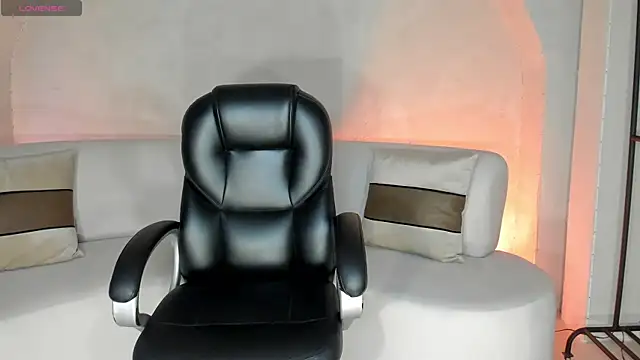 LizzHamilton   online show from September 13, 2025, 7:47 pm