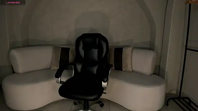 LizzHamilton   online show from November 10, 2025, 9:09 pm