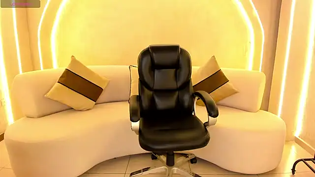 LizzHamilton   online show from October 3, 2025, 9:05 pm