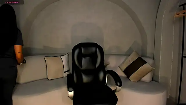 LizzHamilton   online show from October 2, 2025, 8:34 pm