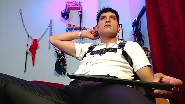 dom2travelersss online show from December 3, 2025, 11:04 pm