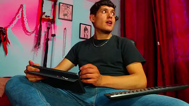 dom2travelersss online show from March 25, 2026, 2:49 pm