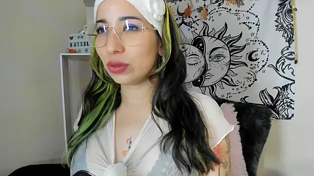 Snapshot of Laughing_Naty chatting on October 25, 2025, 2:11 am Laughing Naty online show from October 25, 2025, 2:11 am